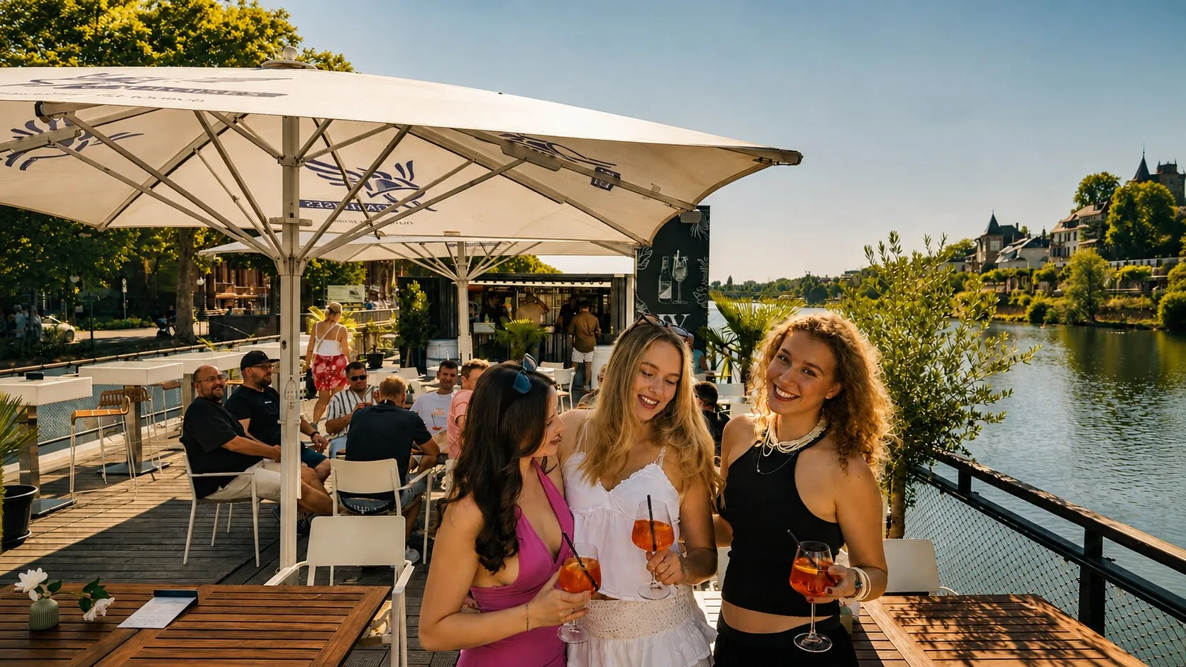 Drei Freundinnen mit Spritz auf dem sonnigen Deck, Neckar und Schloss im Hintergrund