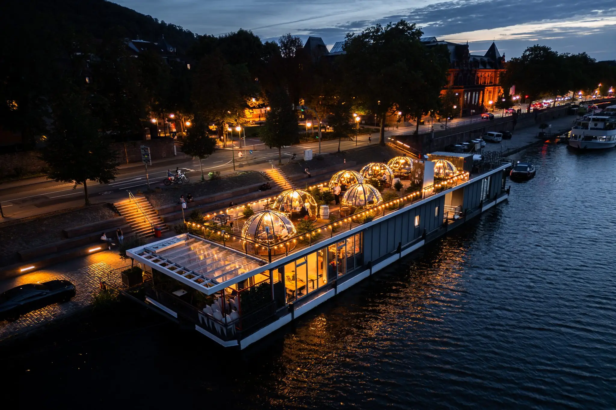 Pier IV zur blauen Stunde: leuchtende Iglus auf dem Deck am Neckar, von oben