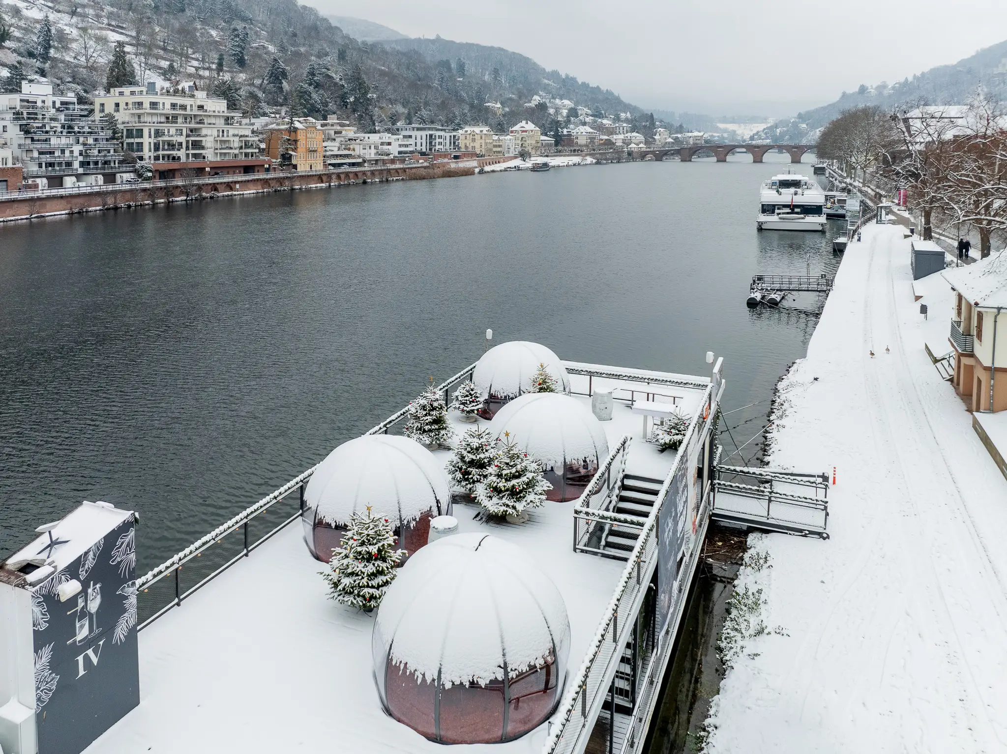 Verschneite Iglus auf dem Pier IV Deck am Neckar, von oben