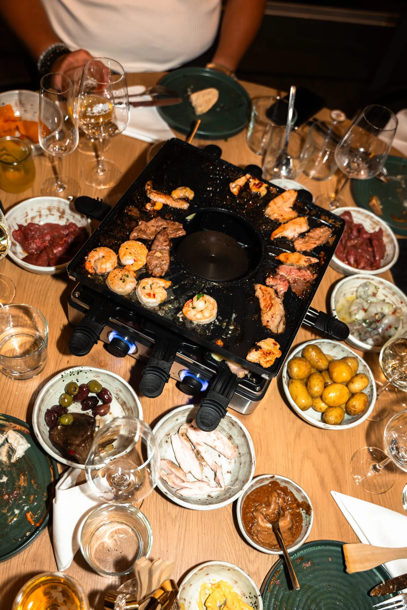 Raclette-Tisch mit Beilagen von oben